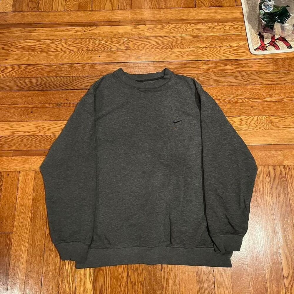 Y2K lightly distressed‎ essential Nike crew neck sweatshirt